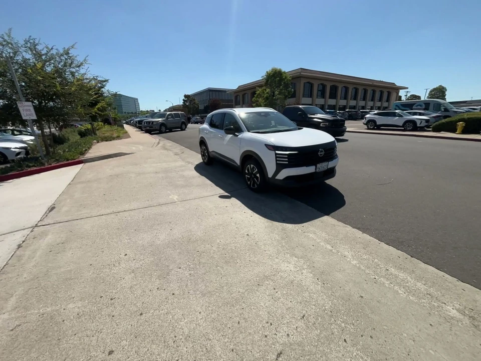 2026 Nissan Kicks - Image 3 of 31