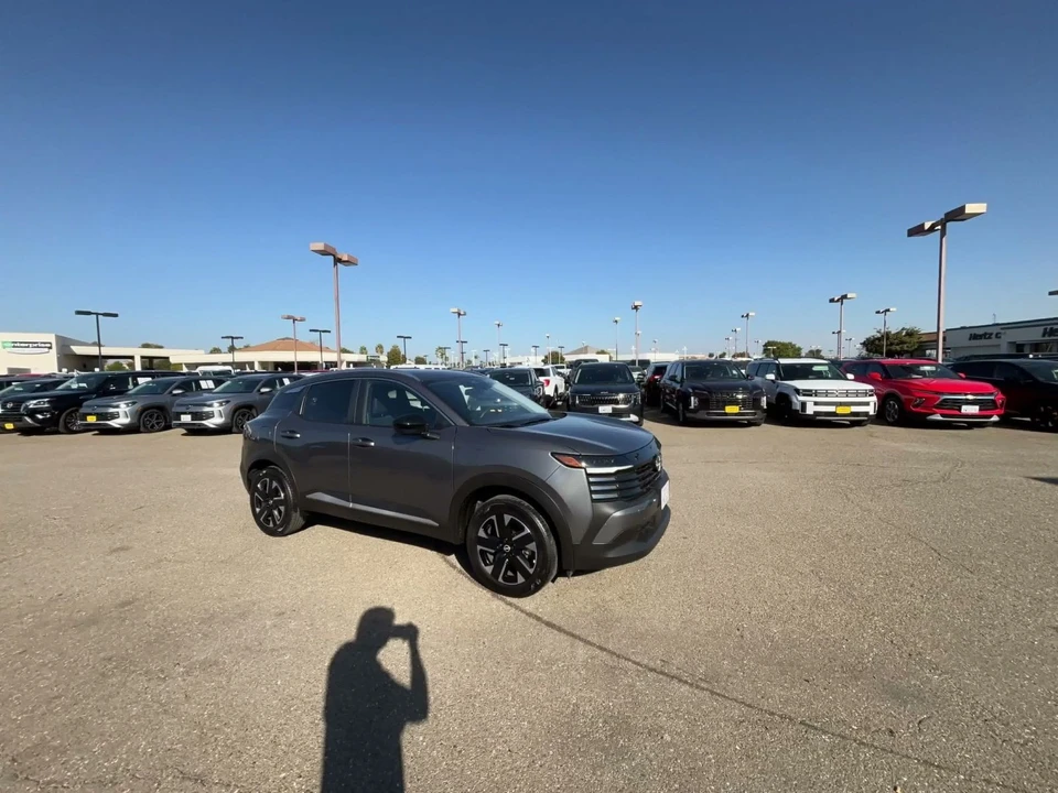 2026 Nissan Kicks - Image 2 of 31