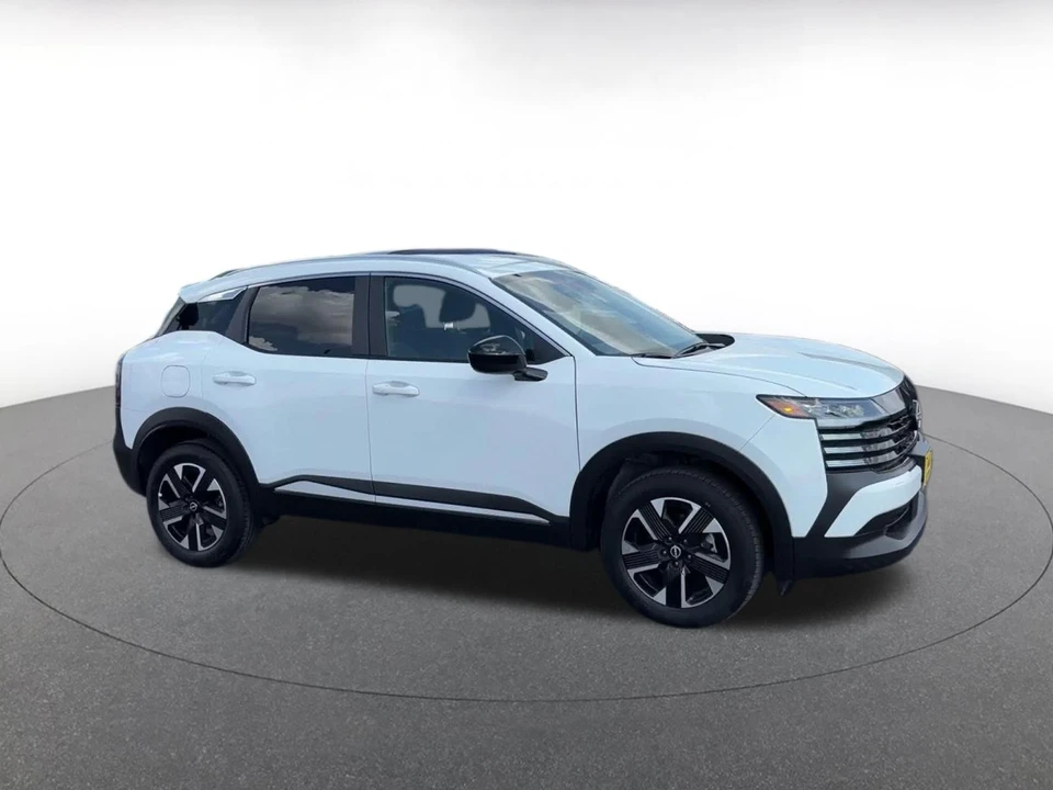 2026 Nissan Kicks - Image 2 of 31