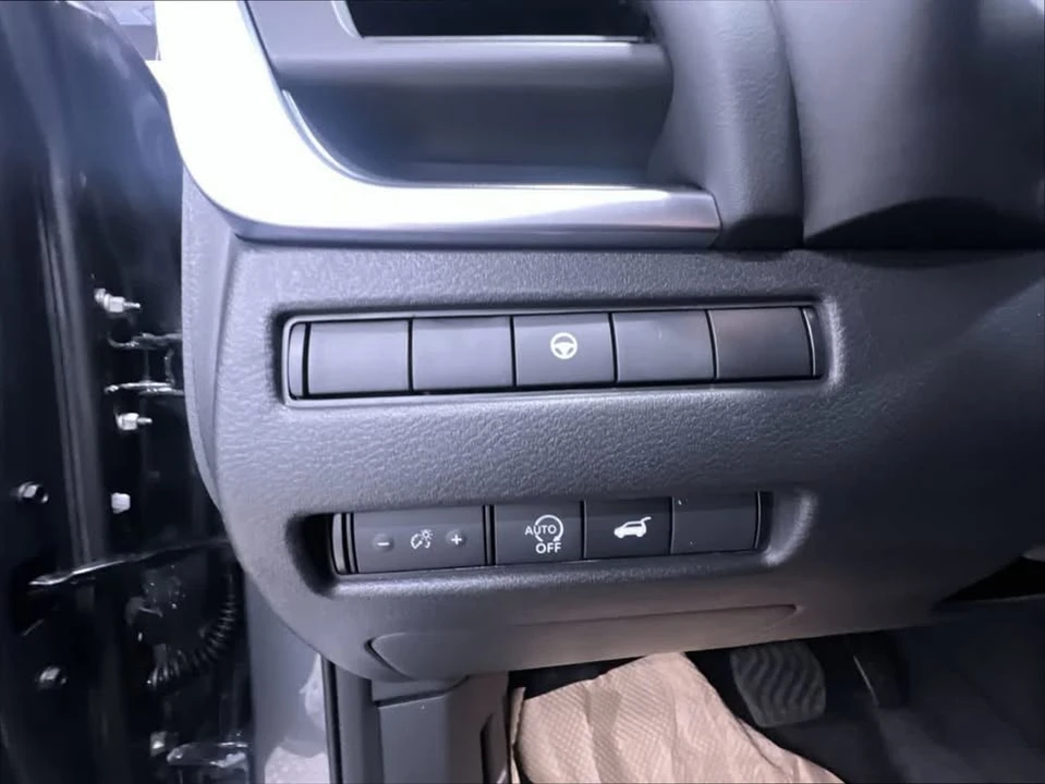2026 Nissan Rogue - Image 16 of 20