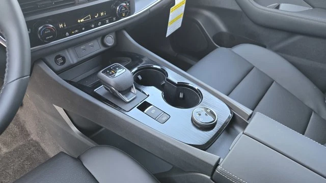 2026 Nissan Rogue - Image 12 of 20