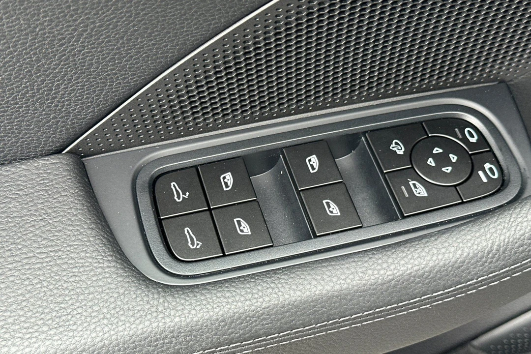 2026 Porsche 976 Panamera - Image 13 of 31