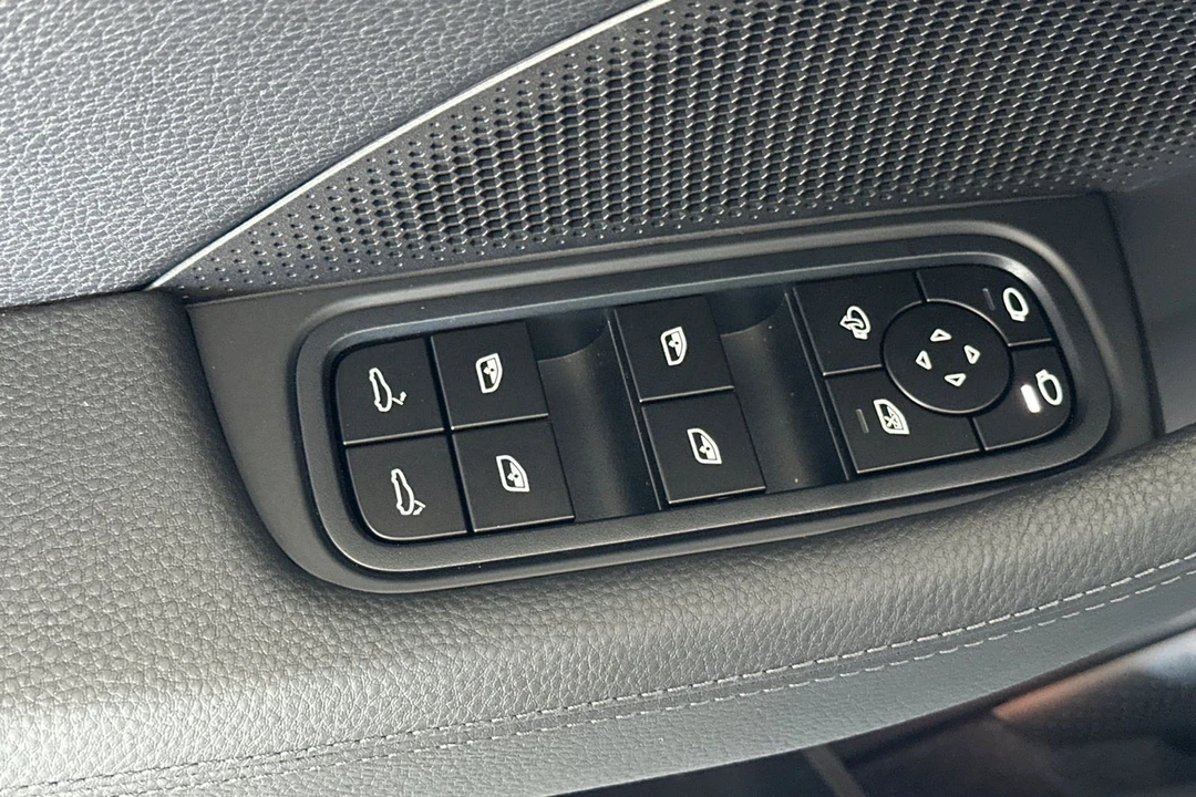 2026 Porsche 976 Panamera - Image 13 of 31