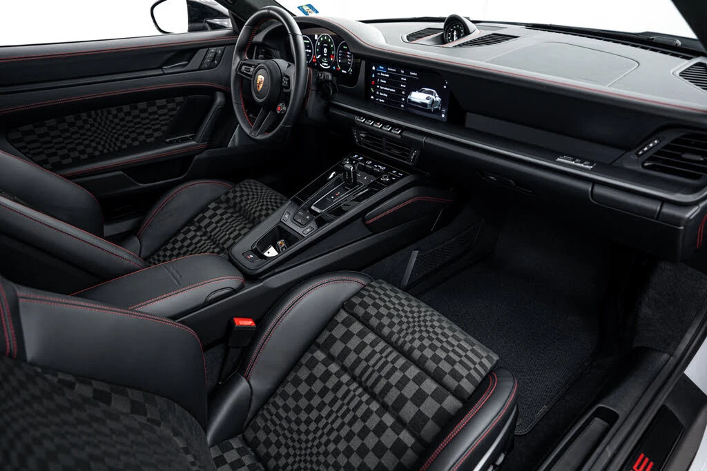 2026 Porsche 911 - Image 15 of 31