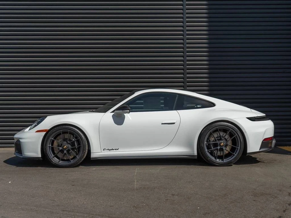 2026 Porsche 911 - Image 2 of 4