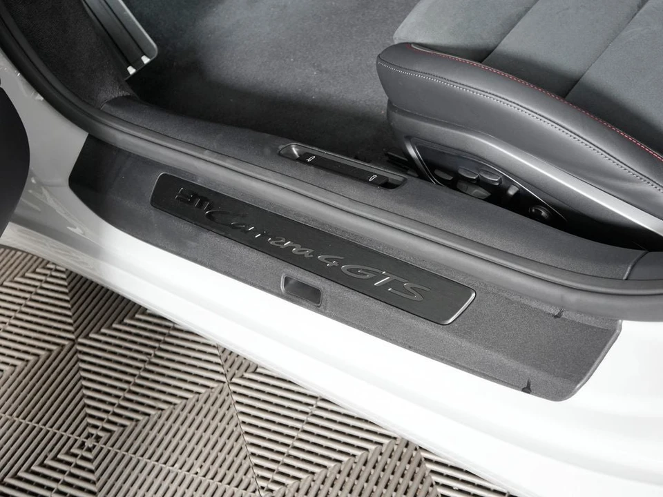 2026 Porsche 911 - Image 21 of 31