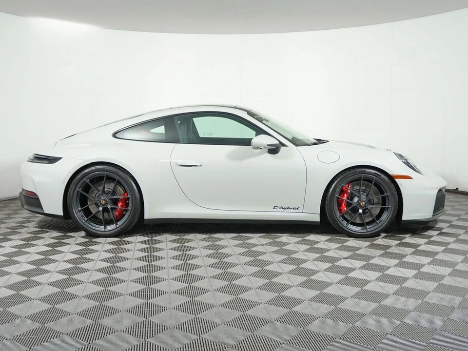 2026 Porsche 911 - Image 8 of 31