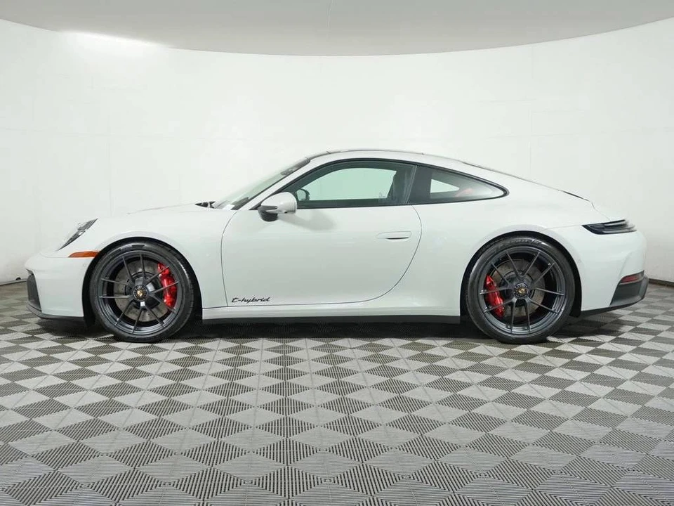 2026 Porsche 911 - Image 2 of 4