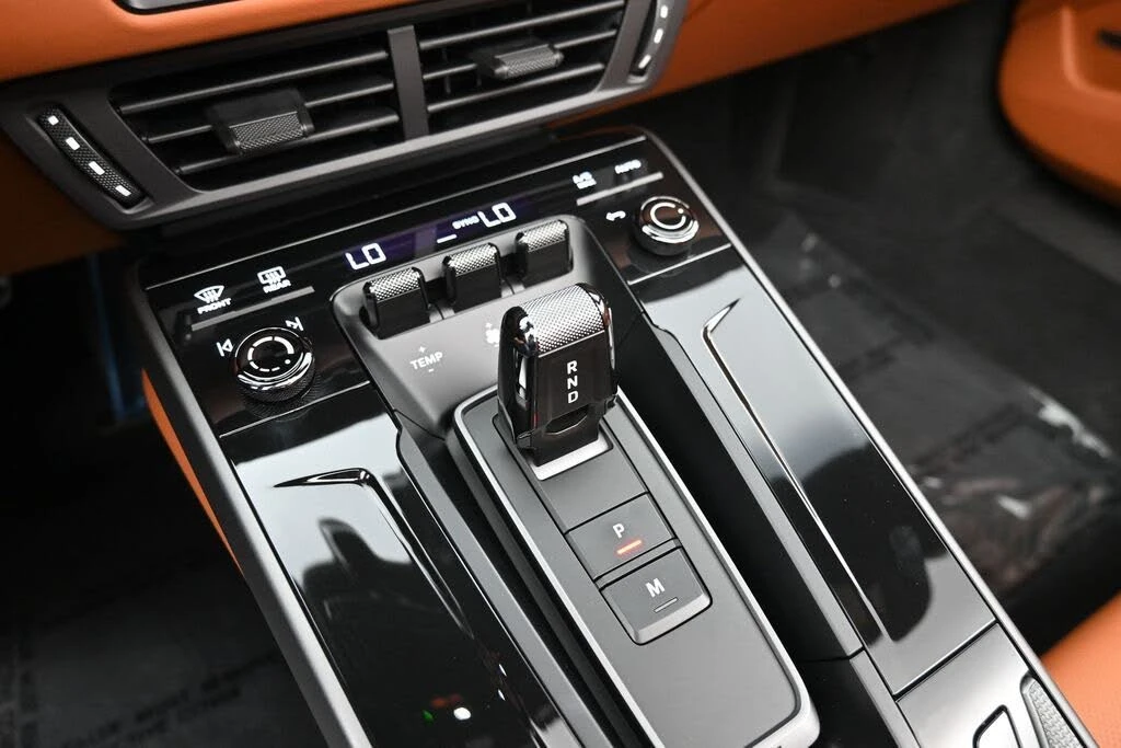 2026 Porsche 992 Carrera - Image 19 of 31