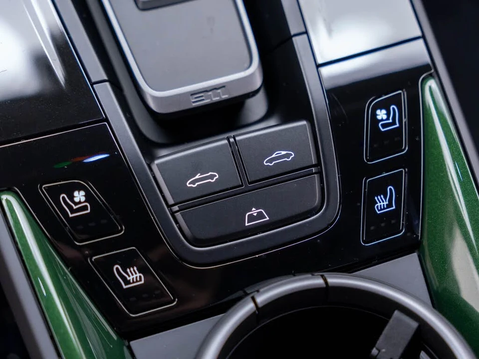 2026 Porsche 992 Carrera - Image 25 of 31