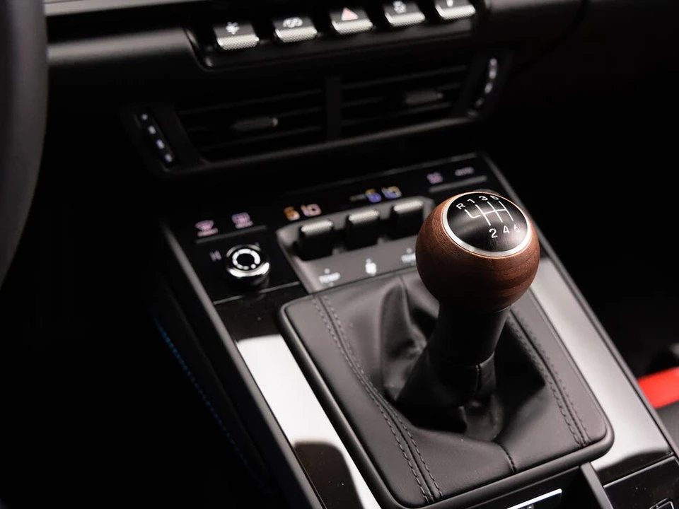 2026 Porsche 992 Carrera - Image 26 of 31