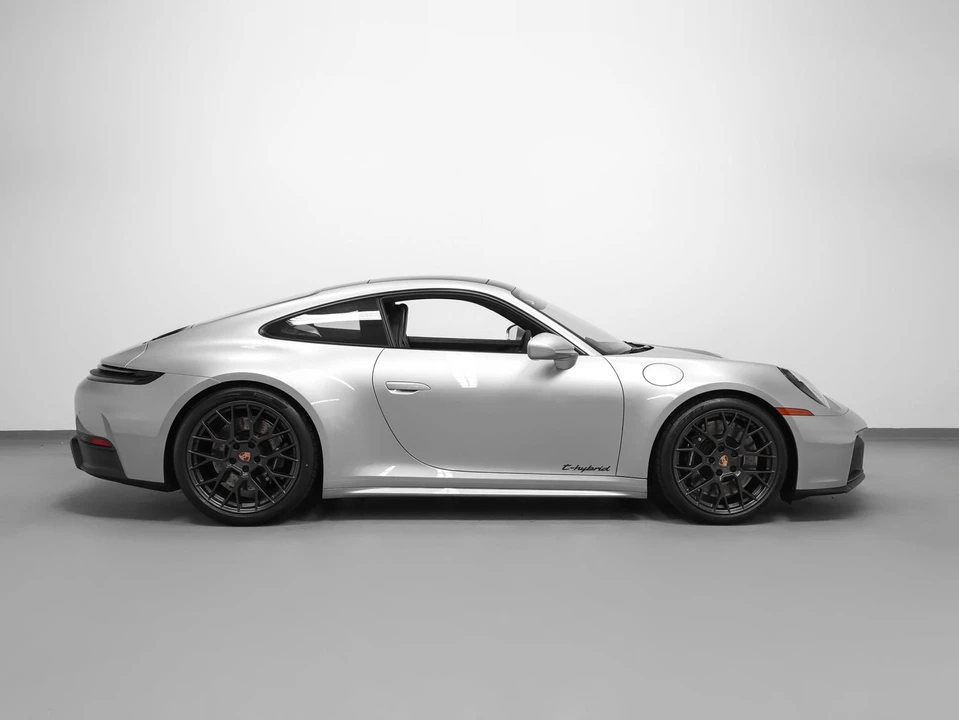 2026 Porsche 911 - Image 13 of 31