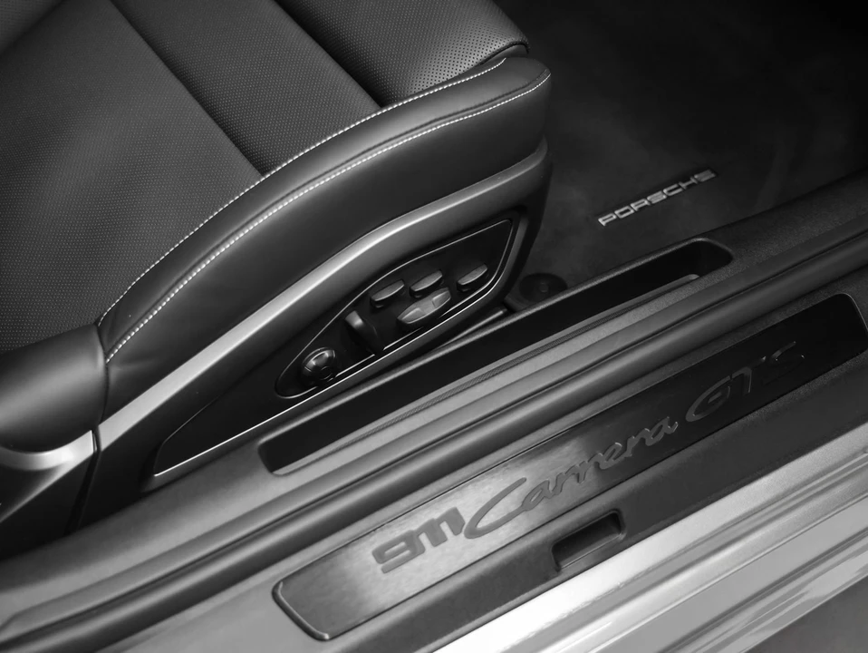 2026 Porsche 911 - Image 27 of 31