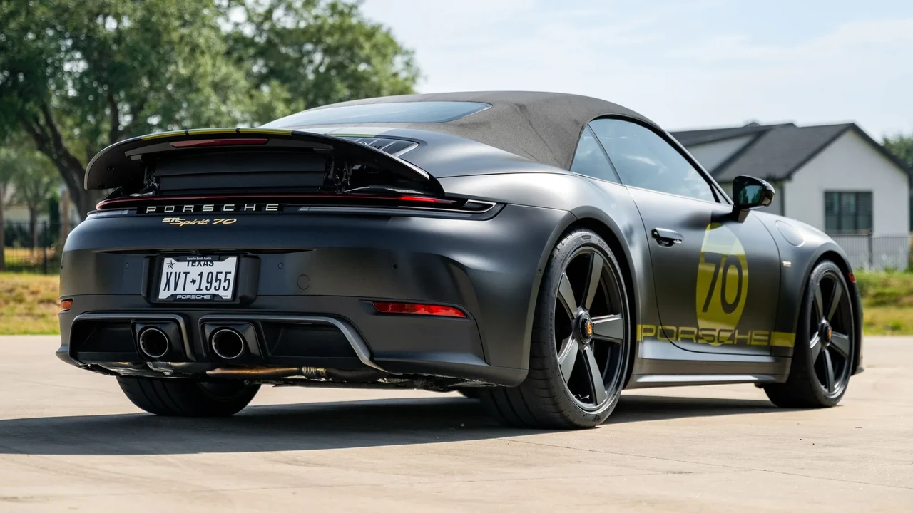 2026 Porsche 911 - Image 14 of 31