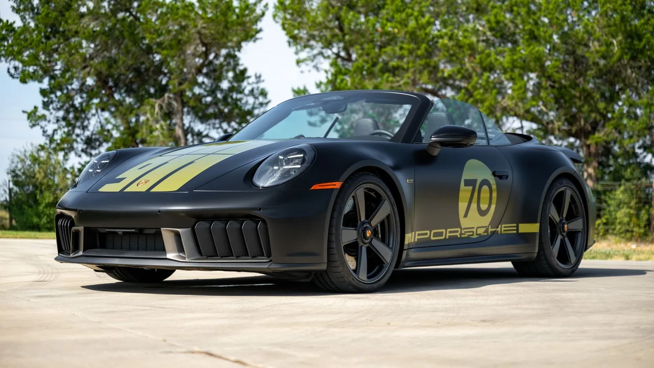 2026 Porsche 911 - Image 2 of 31