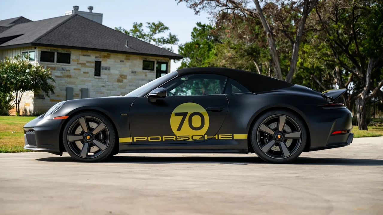 2026 Porsche 911 - Image 17 of 31