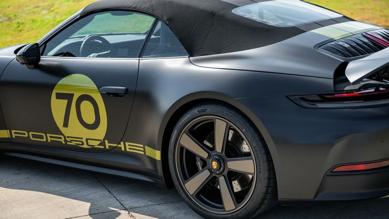 2026 Porsche 911 - Image 22 of 31