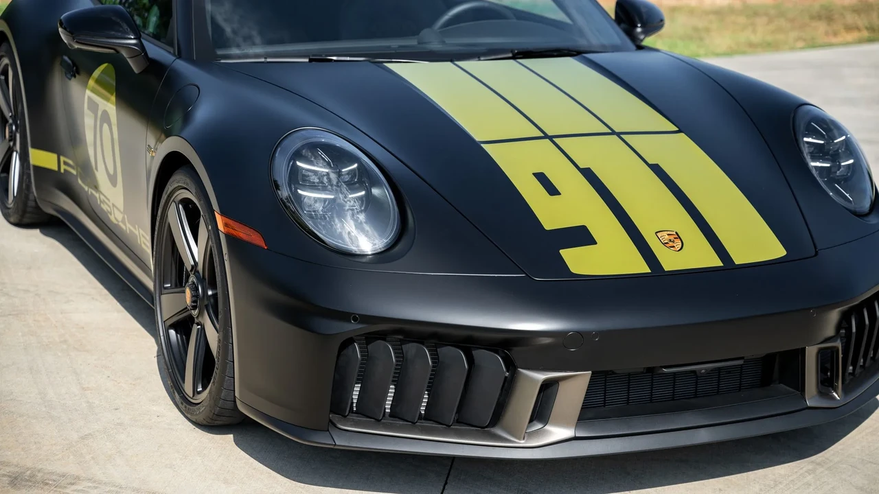 2026 Porsche 911 - Image 24 of 31