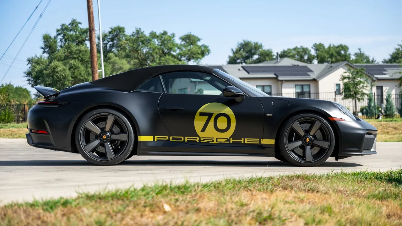 2026 Porsche 911 - Image 13 of 31