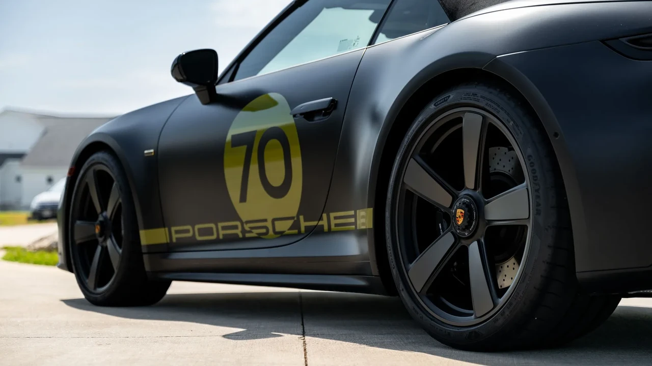 2026 Porsche 911 - Image 26 of 31