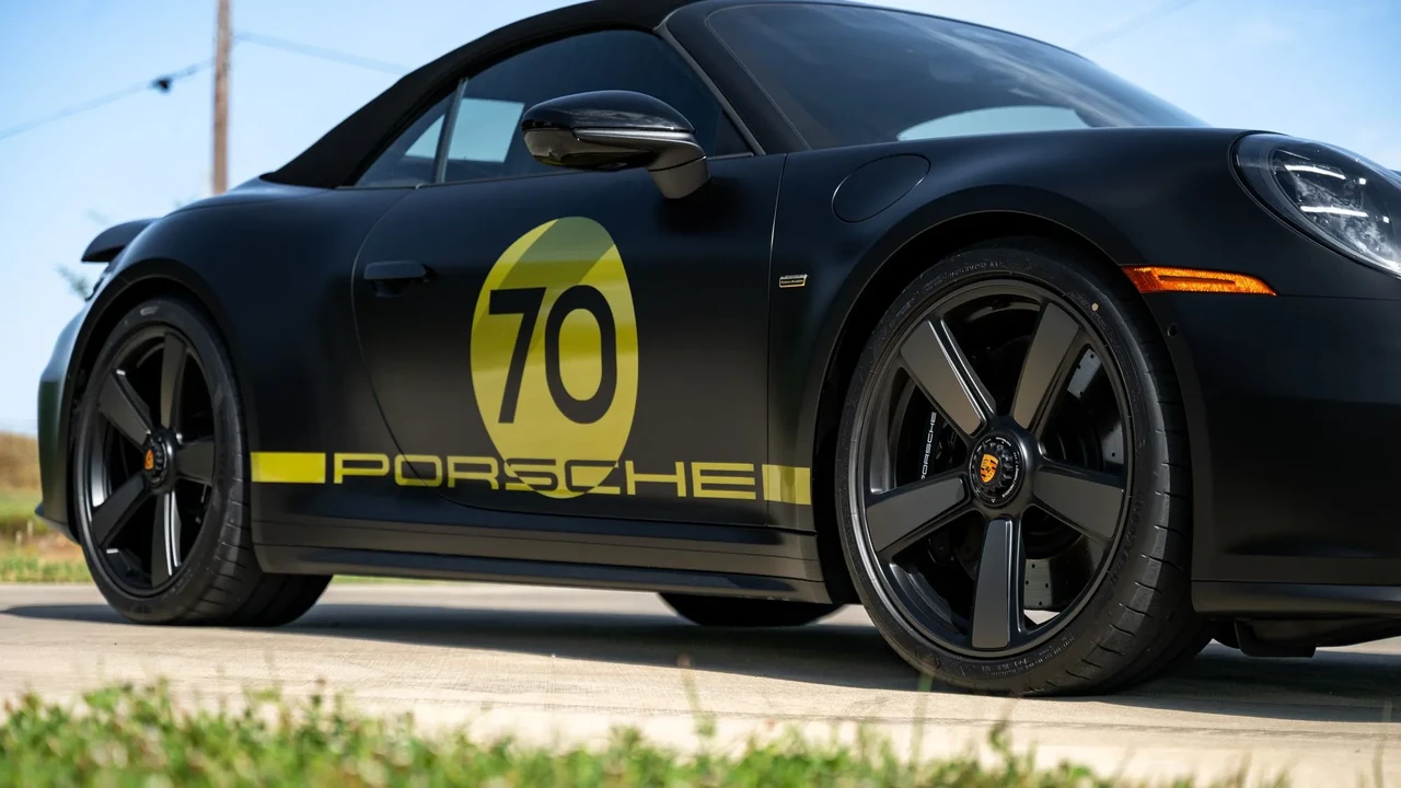 2026 Porsche 911 - Image 25 of 31