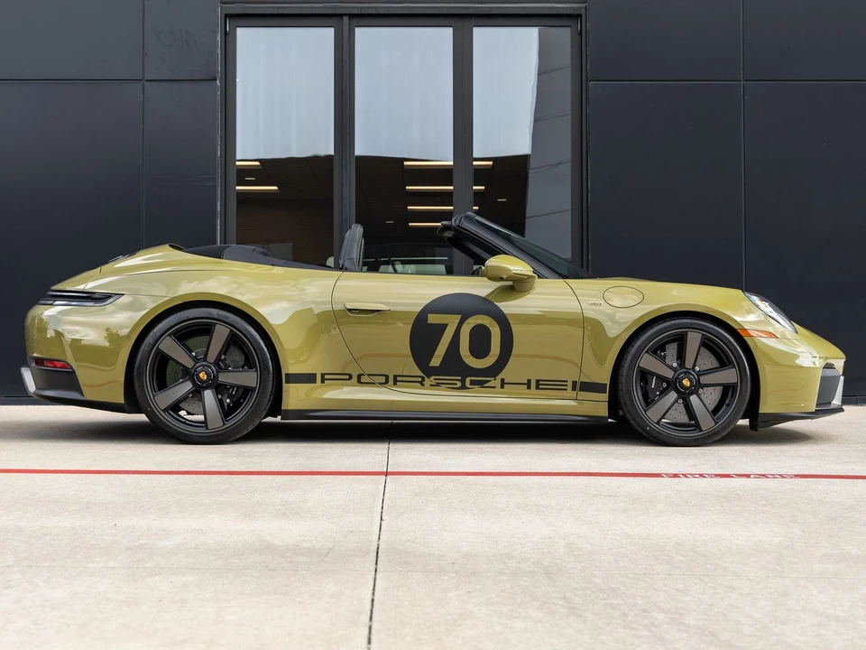 2026 Porsche 911 - Image 15 of 31