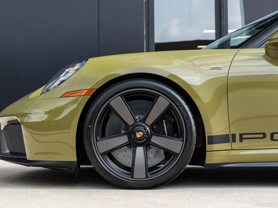 2026 Porsche 911 - Image 16 of 31