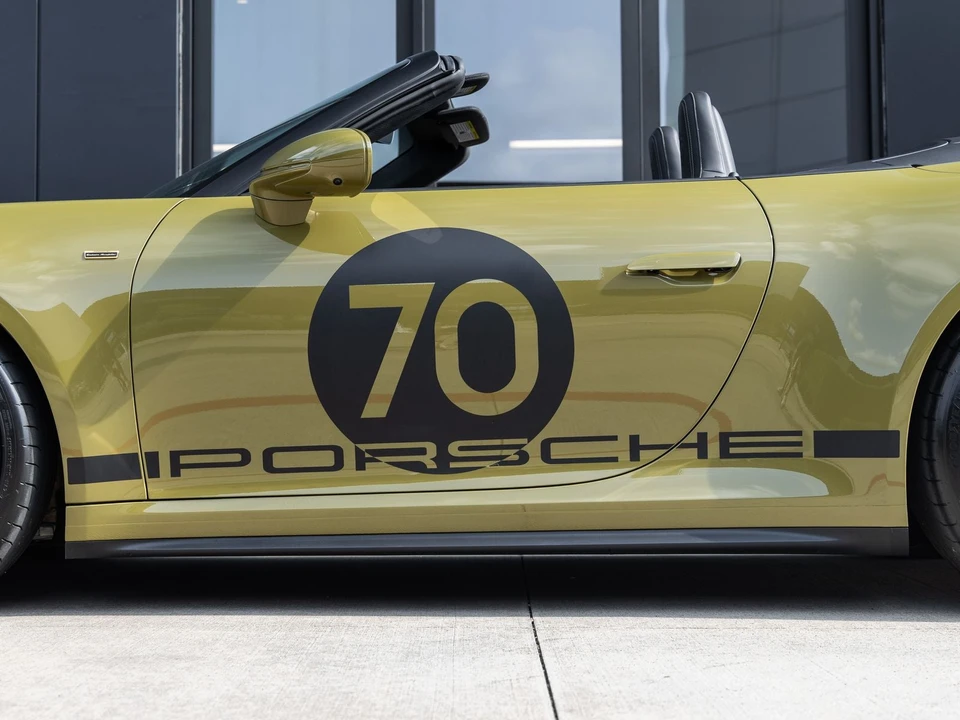 2026 Porsche 911 - Image 23 of 31