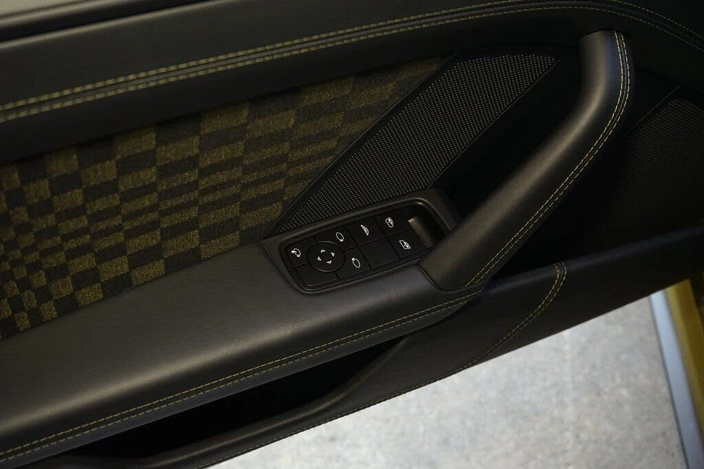 2026 Porsche 911 - Image 26 of 31