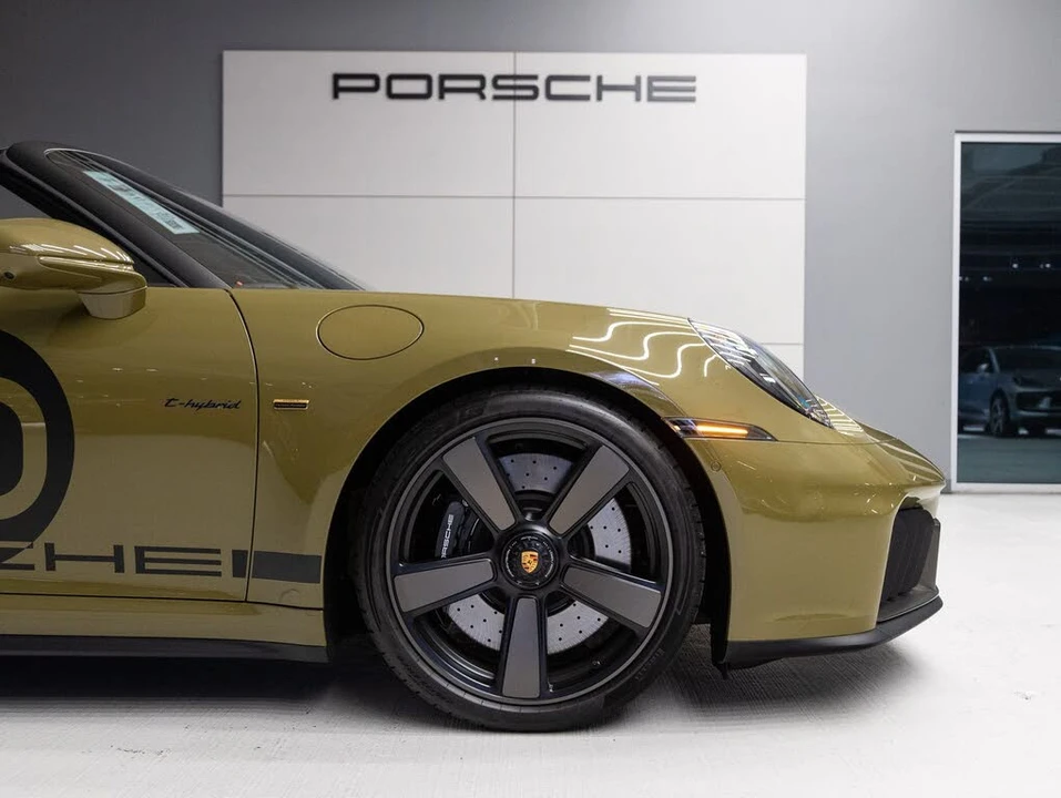 2026 Porsche 911 - Image 13 of 31