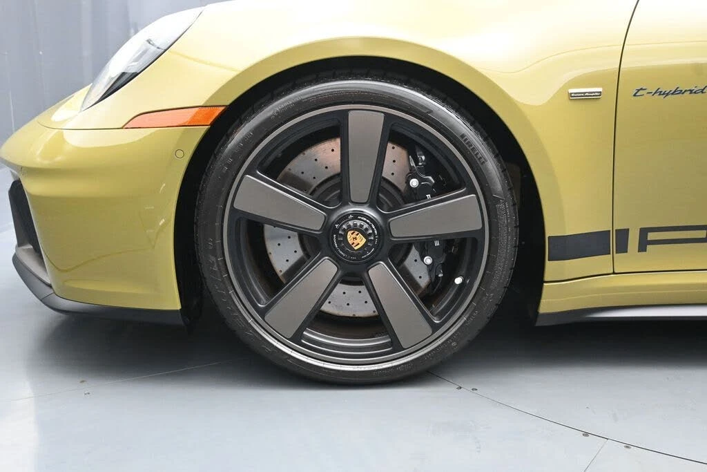 2026 Porsche 911 - Image 13 of 31