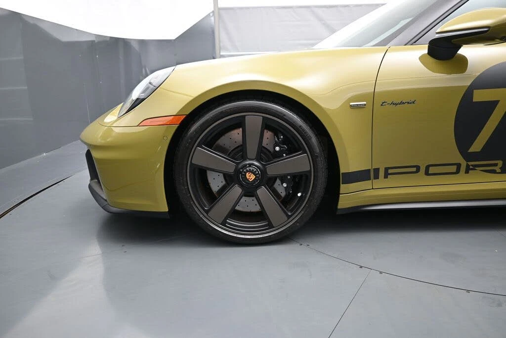 2026 Porsche 911 - Image 14 of 31