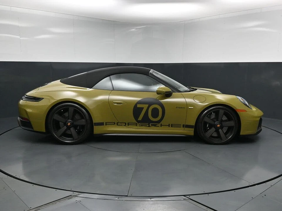 2026 Porsche 911 - Image 17 of 31