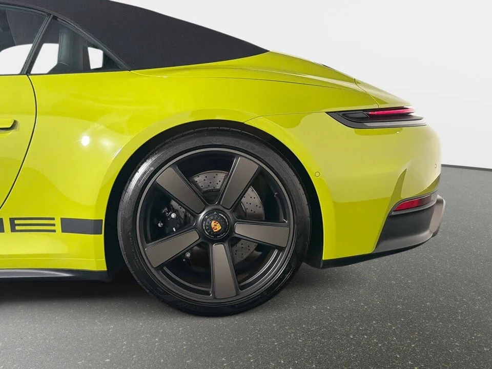 2026 Porsche 911 - Image 13 of 31
