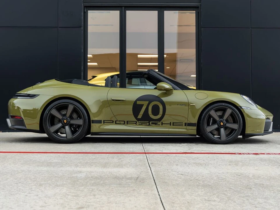 2026 Porsche 911 - Image 15 of 31