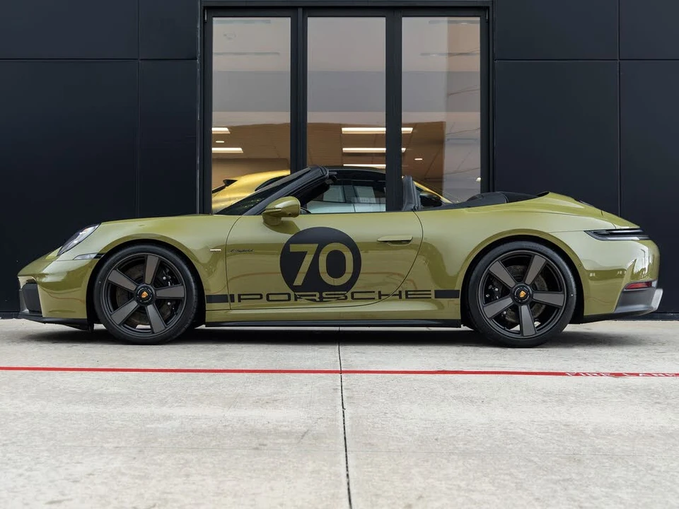 2026 Porsche 911 - Image 2 of 31