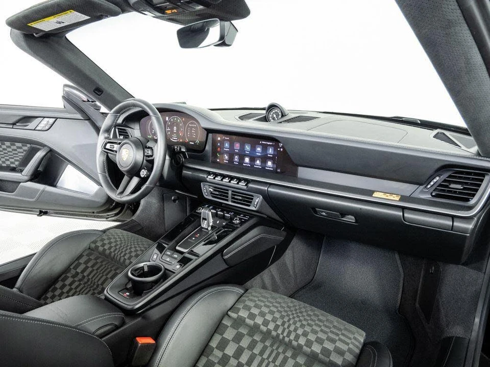 2026 Porsche 911 - Image 22 of 31