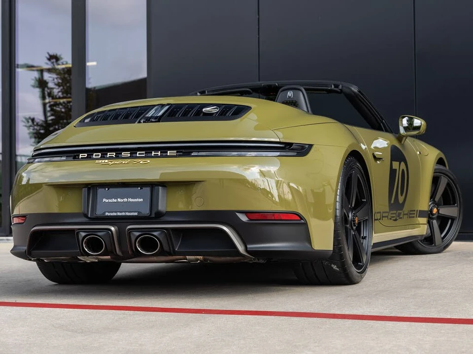 2026 Porsche 911 - Image 14 of 31