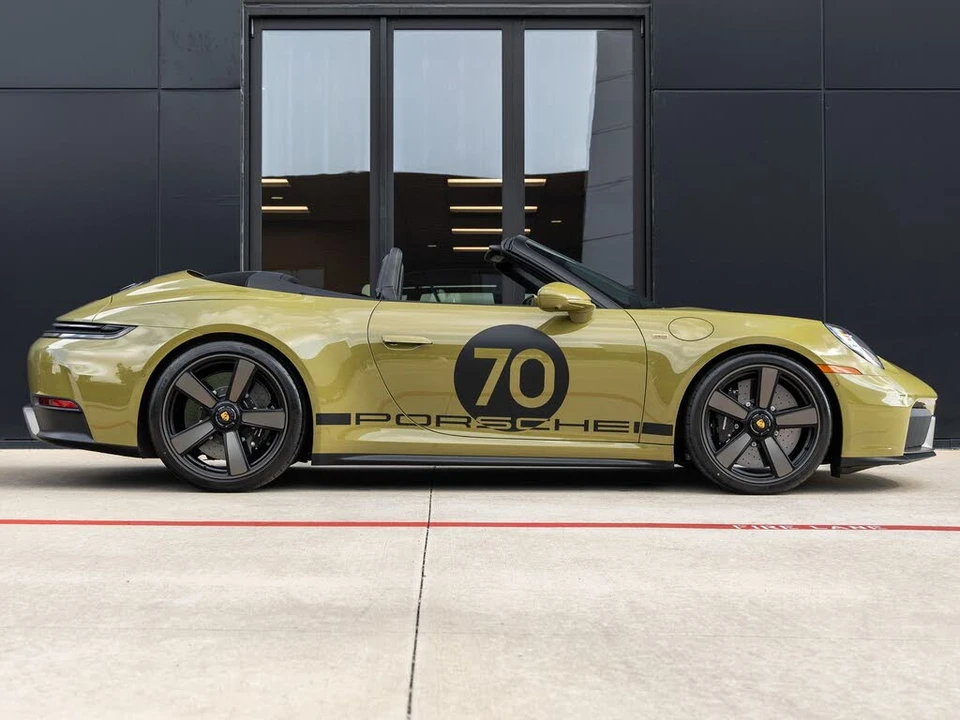 2026 Porsche 911 - Image 15 of 31