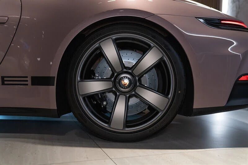 2026 Porsche 911 - Image 16 of 31