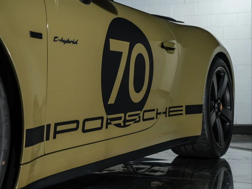 2026 Porsche 911 - Image 27 of 31