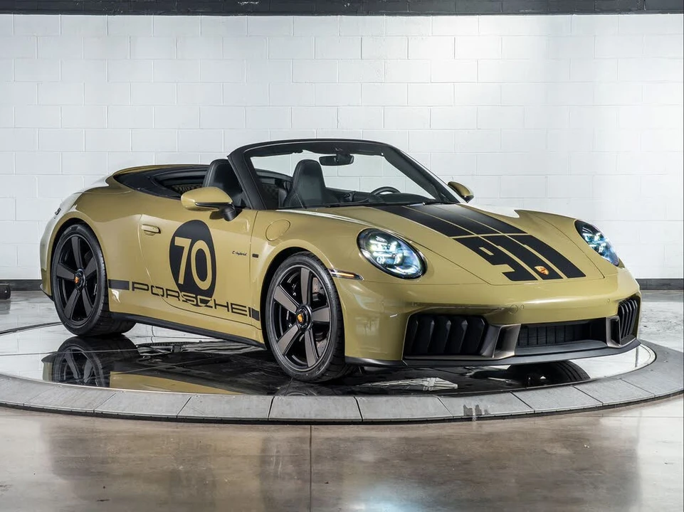 2026 Porsche 911 - Image 17 of 31