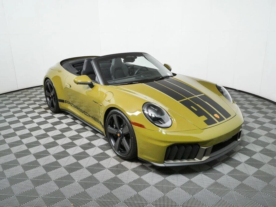 2026 Porsche 911 - Image 25 of 31