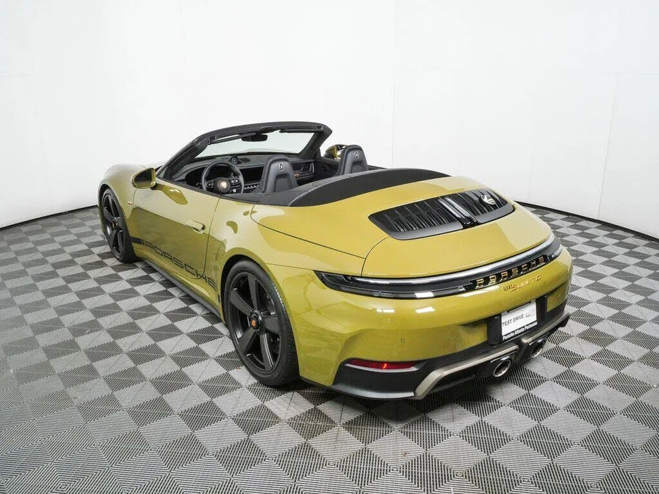 2026 Porsche 911 - Image 27 of 31