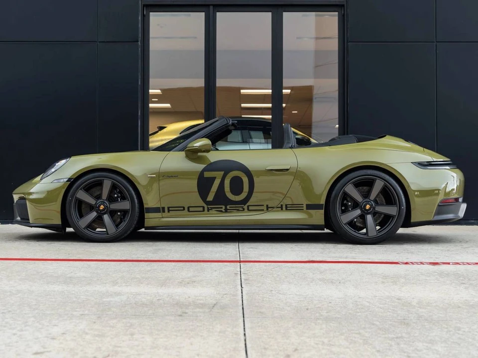 2026 Porsche 911 - Image 2 of 5