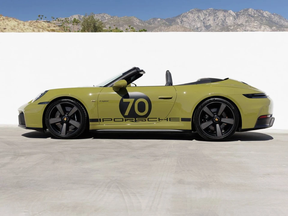 2026 Porsche 911 - Image 2 of 5