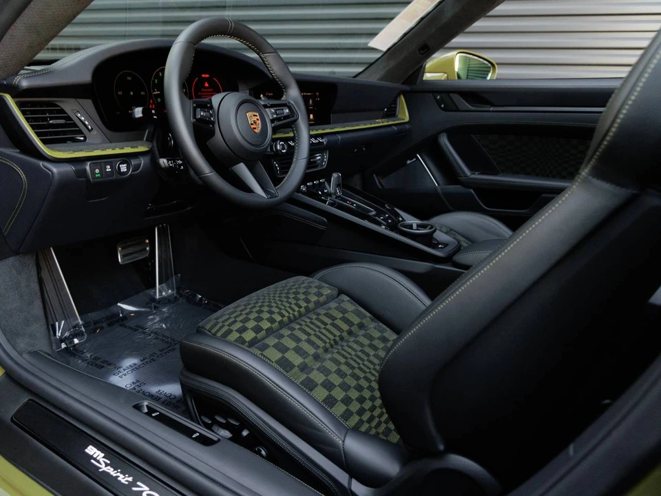 2026 Porsche 911 - Image 4 of 5