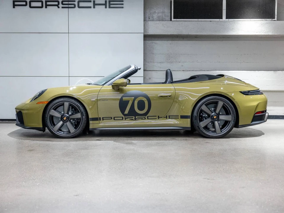 2026 Porsche 911 - Image 2 of 5