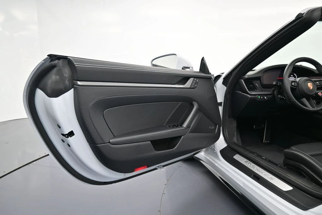 2026 Porsche 992 Targa 4 & 4S - Image 15 of 31