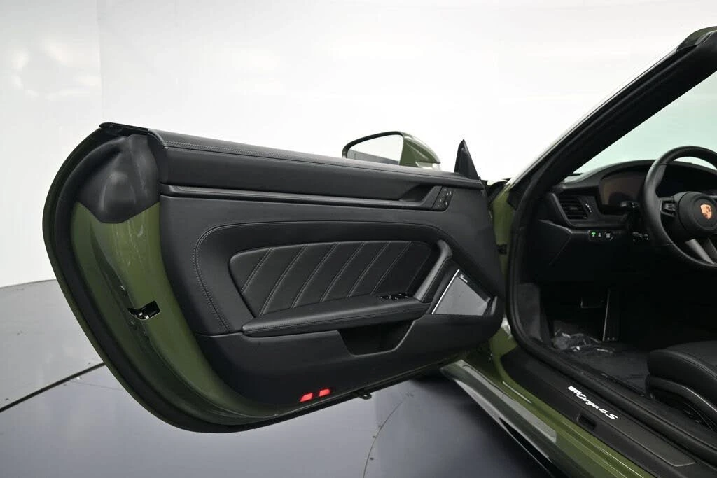 2026 Porsche 992 Targa 4 & 4S - Image 14 of 31